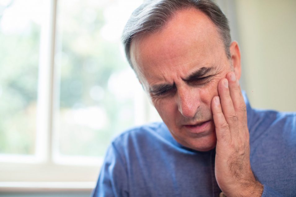 Man with tooth pain needs an emergency dentist in Mindemoya